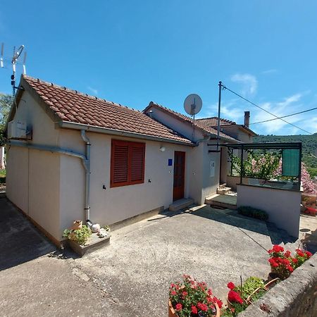 Apartmani Bugenvilija Brbinj Exterior foto